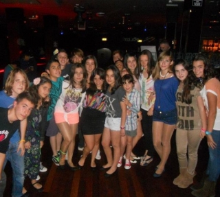 grupo de ninos en un karaoeke